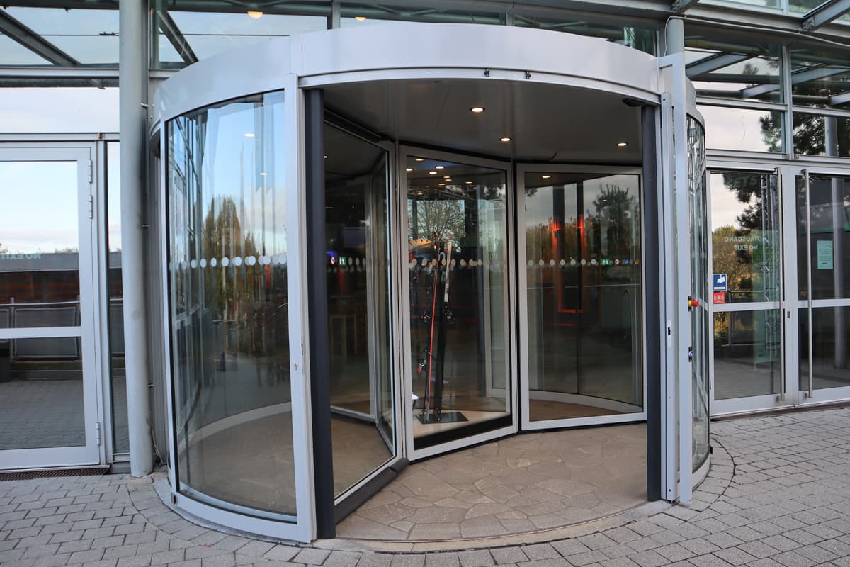 Flexibel und nachhaltig: Skihalle Neuss hat neue Karusselltür