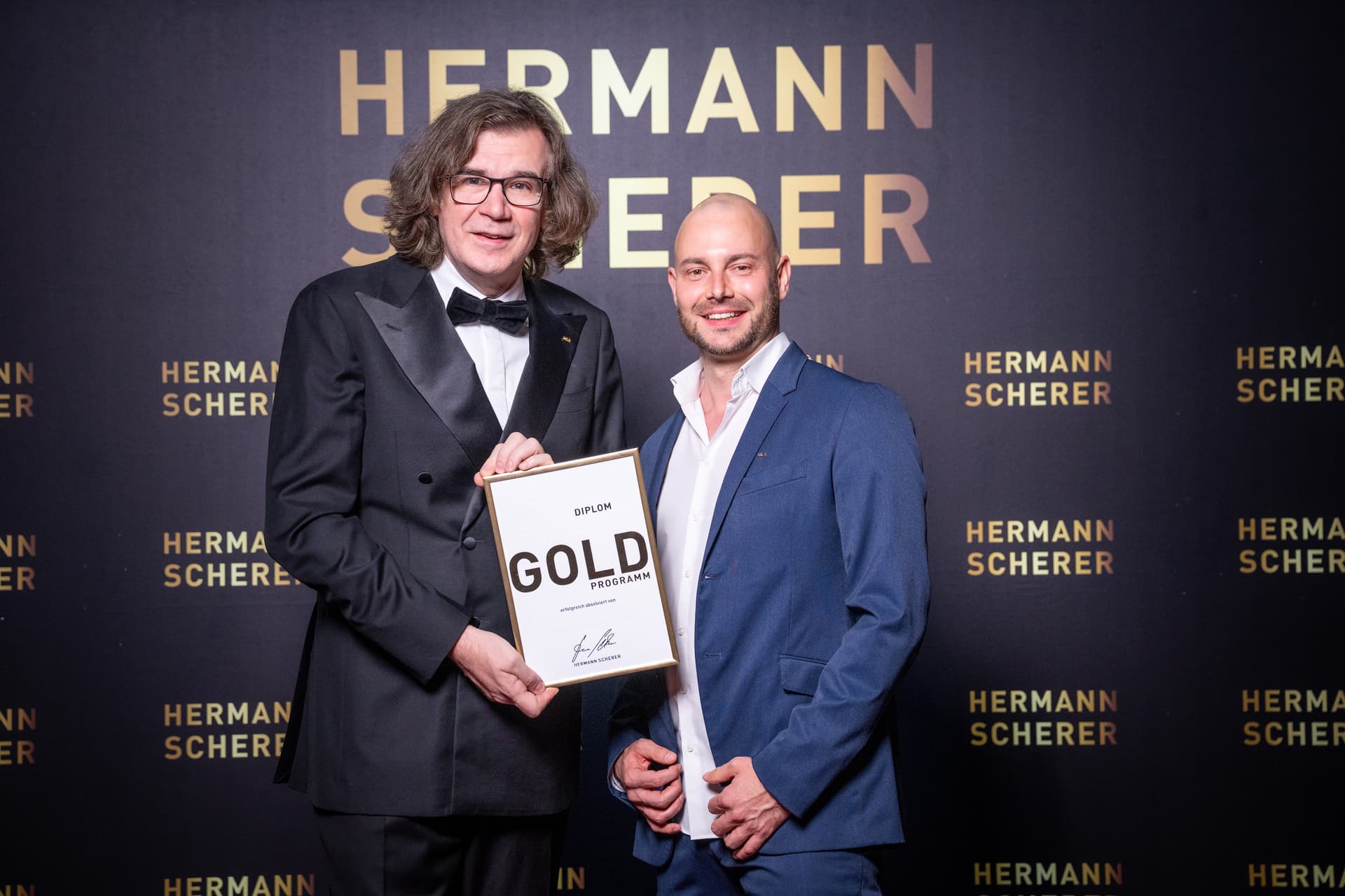 Drei pfiffige Fragen gegen Insolvenz: Österr. Unternehmer gewinnt Gold beim internat. Speaker Slam